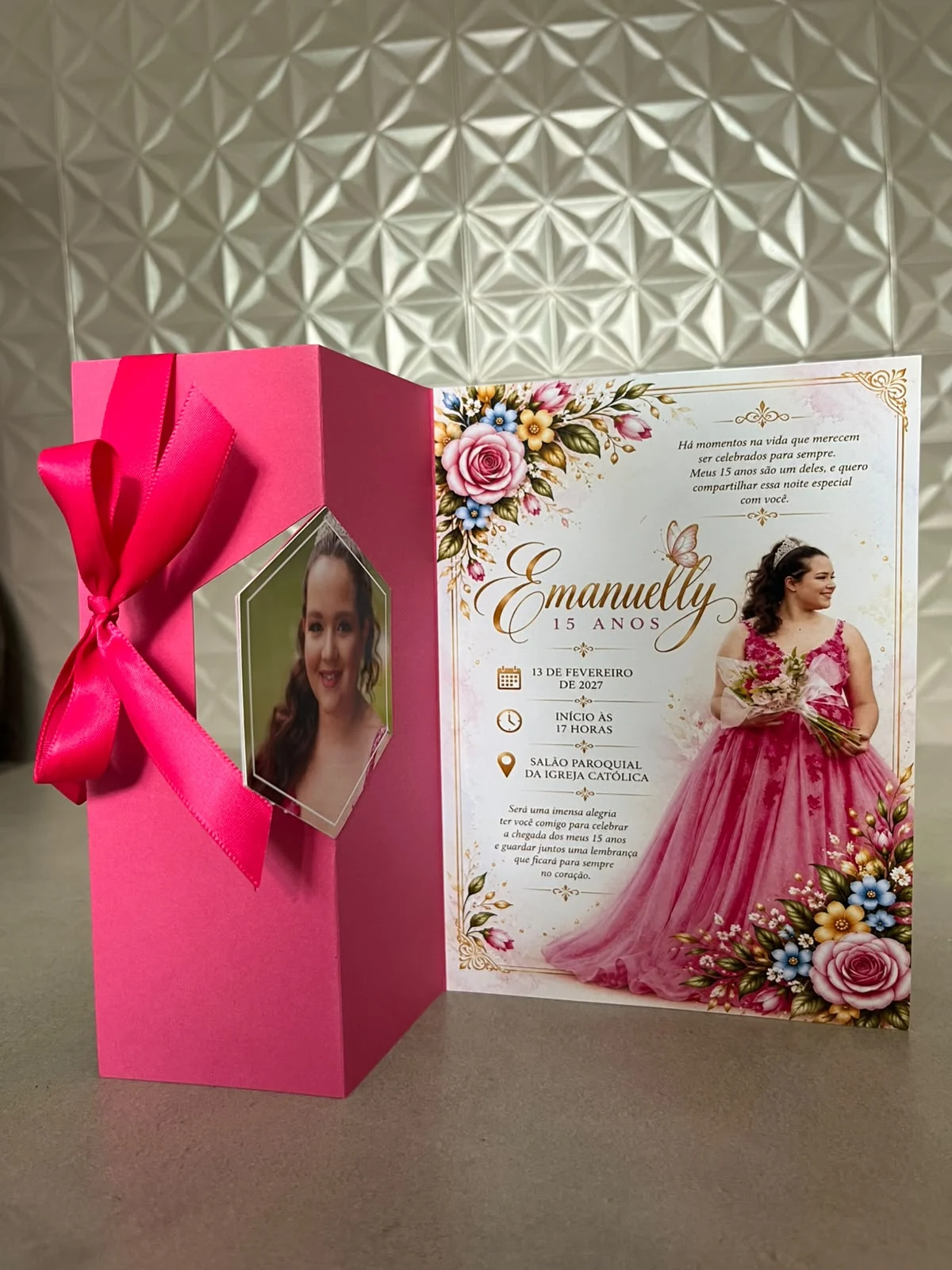 Convite Modelo Amanda Floral rosa pink com laço de cetim, foto e flores